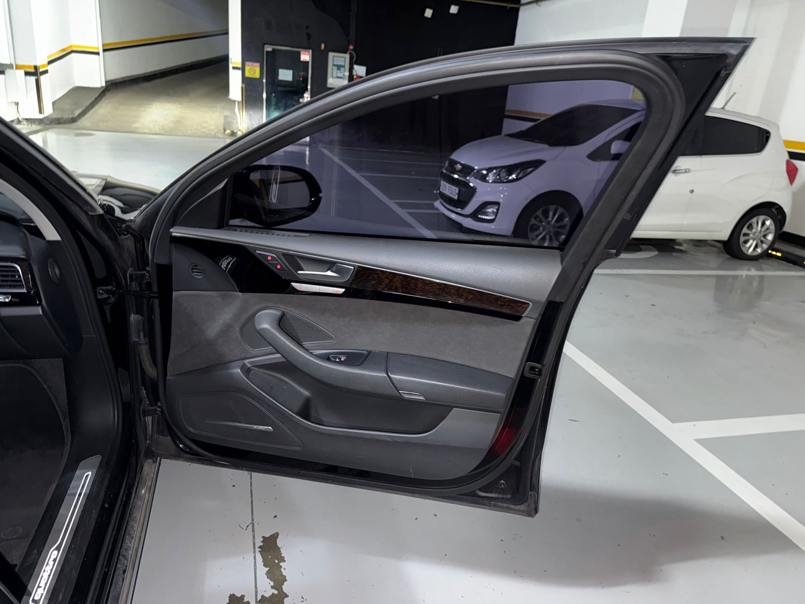 Audi A8 L 50 TDI quattro 2015 - Black — Korean used car export by HD Trading (photo 15)