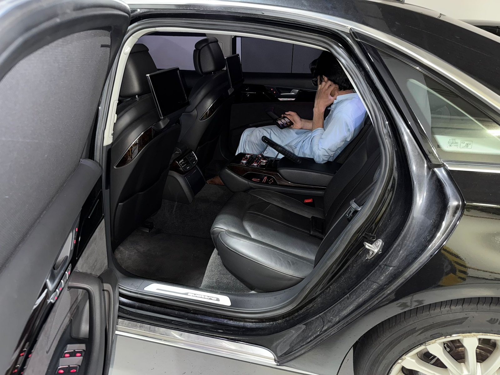 Audi A8 L 50 TDI quattro 2015 - Black — Korean used car export by HD Trading (photo 52)
