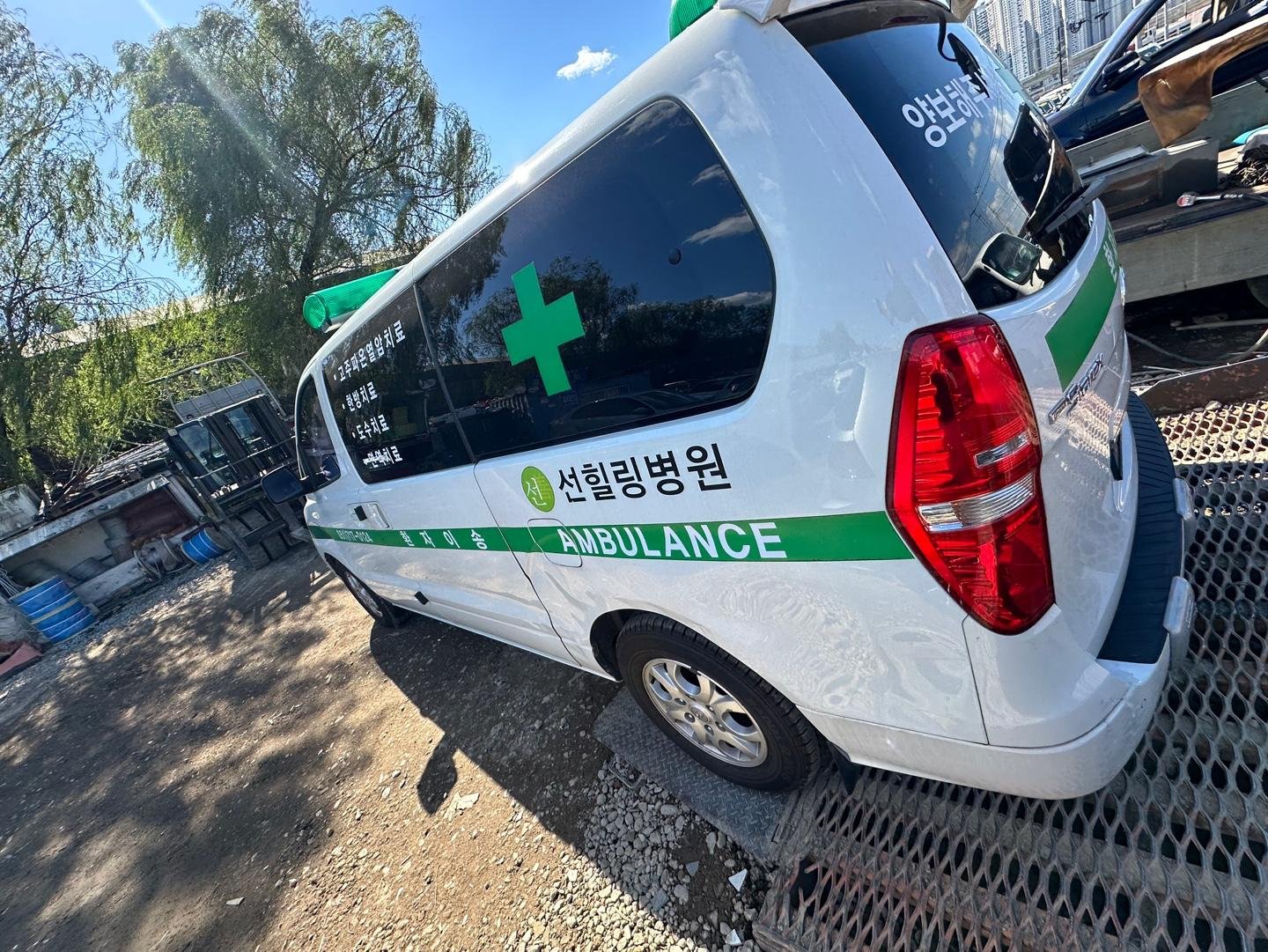 Hyundai Grand Starex (ambulance) 2011 - white — Korean used car export by HD Trading (photo 2)