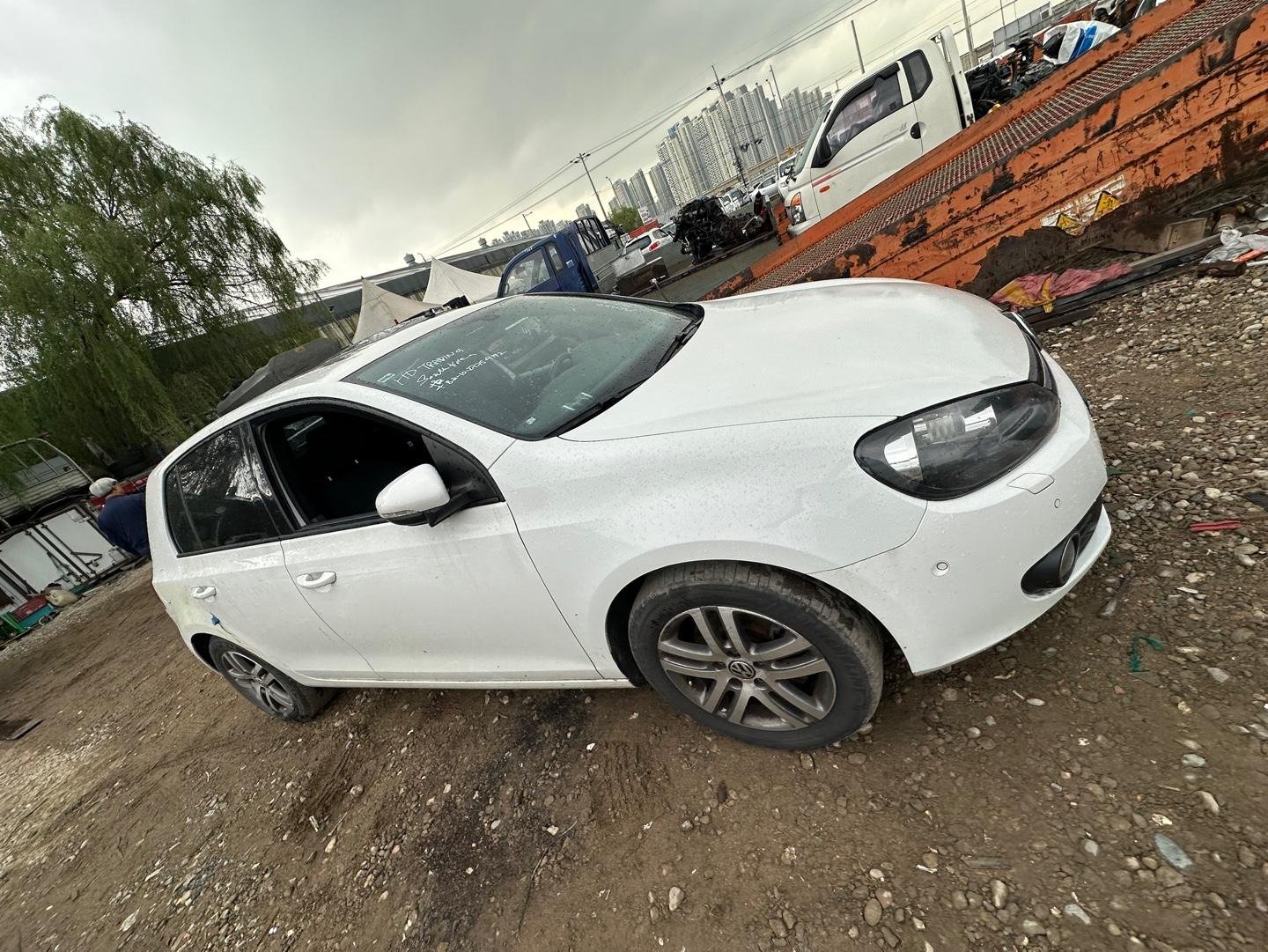 Volkswagen Golf 2.0 TDI 2011 - white — Korean used car export by HD Trading (photo 4)